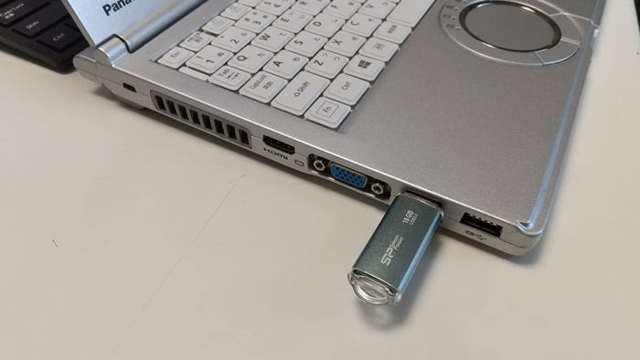 STEP1：USBメモリを準備し、パソコンのUSBポートに差し込む